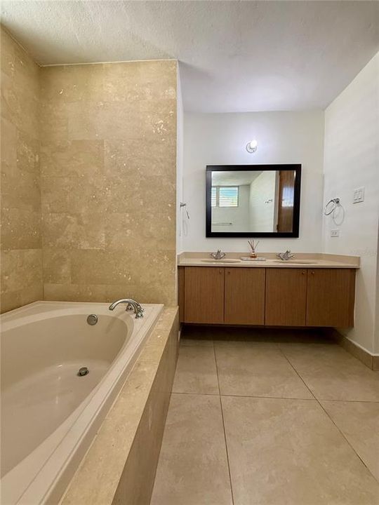 Под контрактом: $1,325,000 (4 спален, 3 ванн, 2900 Квадратных фут)