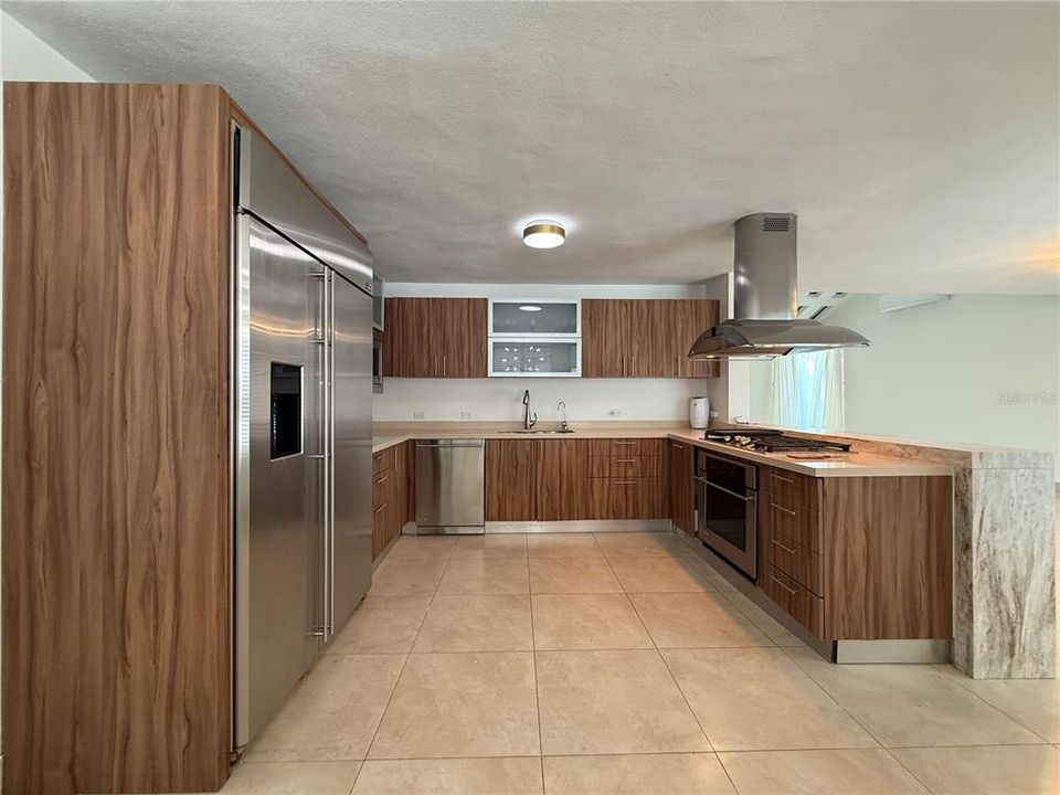 Под контрактом: $1,325,000 (4 спален, 3 ванн, 2900 Квадратных фут)