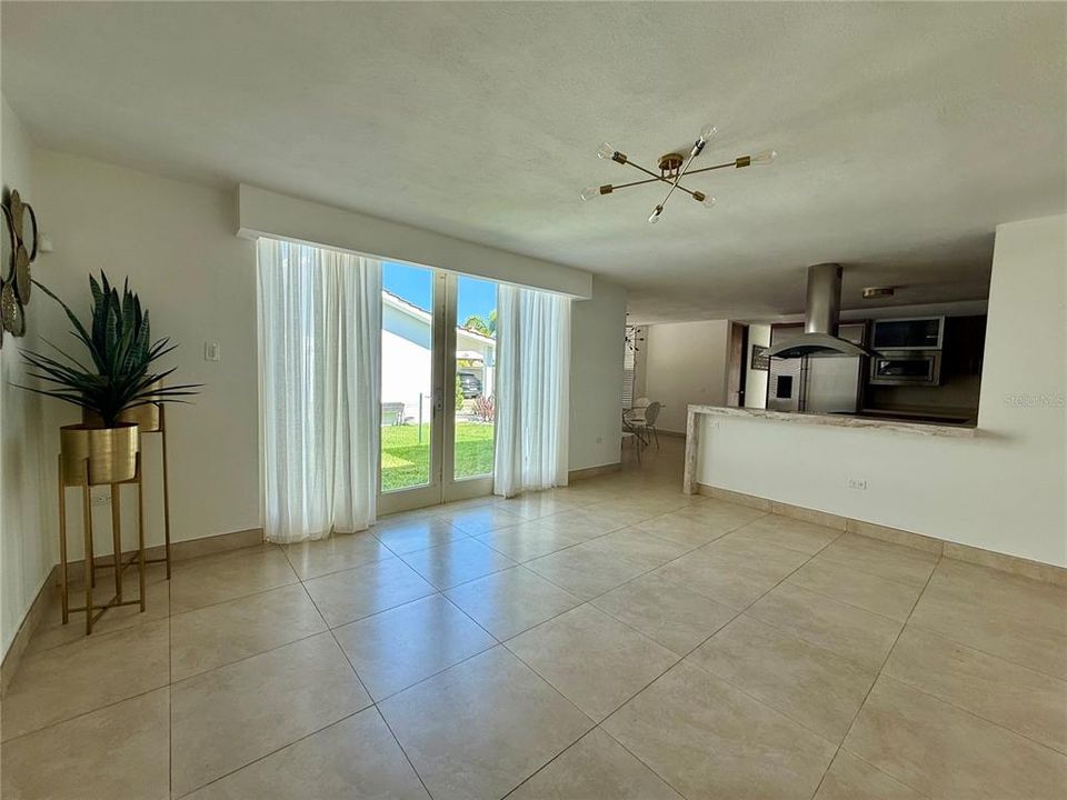 Под контрактом: $1,325,000 (4 спален, 3 ванн, 2900 Квадратных фут)