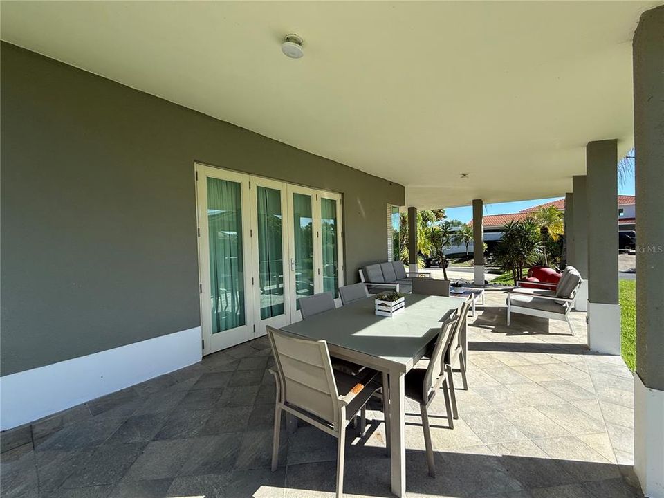 Под контрактом: $1,325,000 (4 спален, 3 ванн, 2900 Квадратных фут)