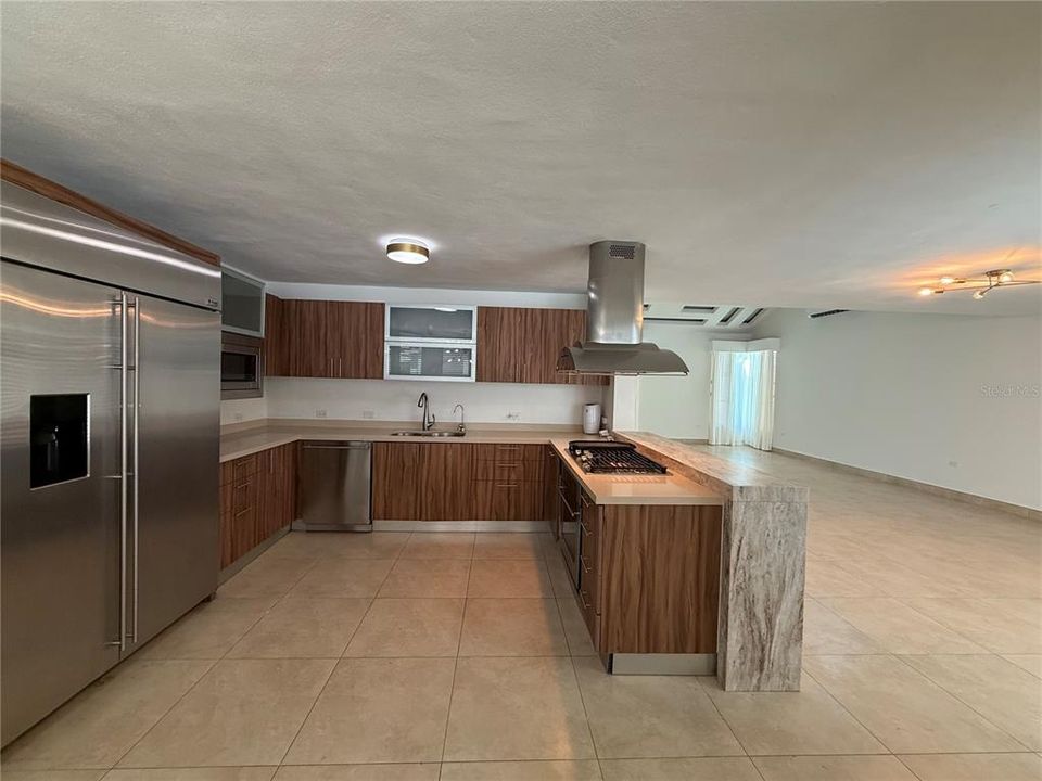 Под контрактом: $1,325,000 (4 спален, 3 ванн, 2900 Квадратных фут)