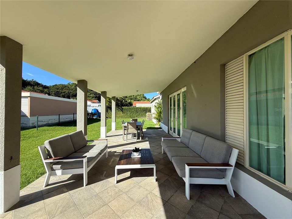 Под контрактом: $1,325,000 (4 спален, 3 ванн, 2900 Квадратных фут)