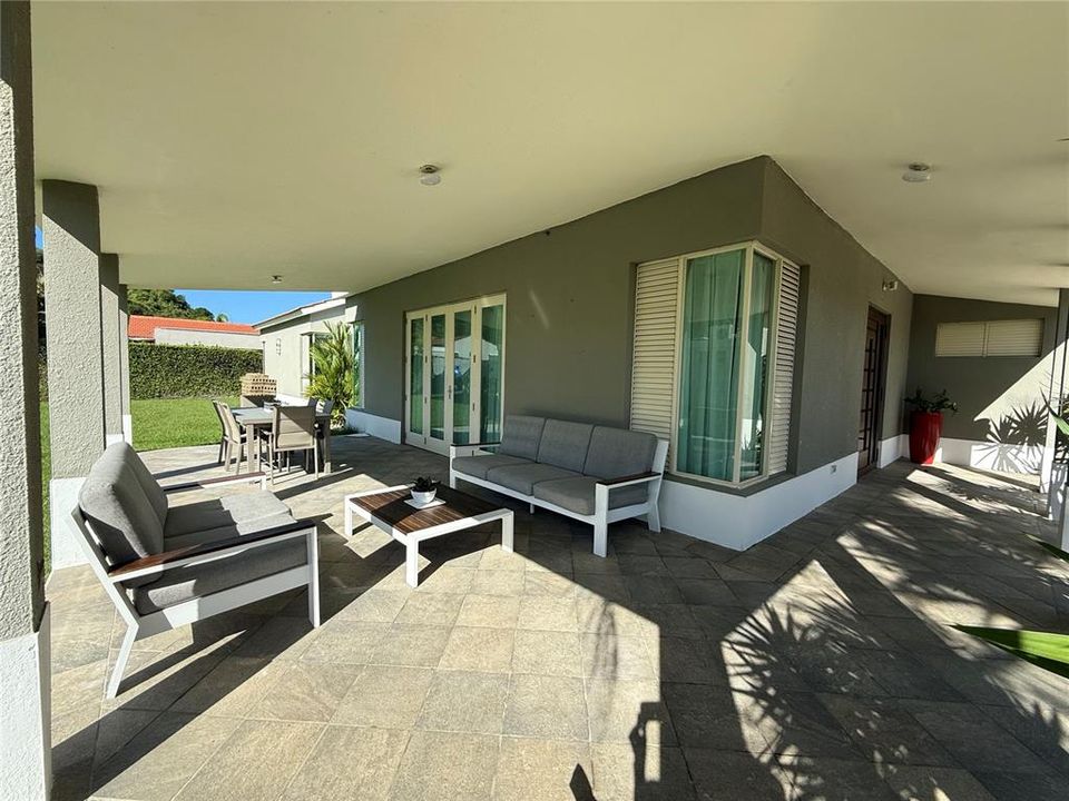 Под контрактом: $1,325,000 (4 спален, 3 ванн, 2900 Квадратных фут)