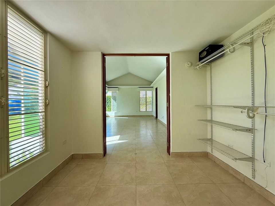 Под контрактом: $1,325,000 (4 спален, 3 ванн, 2900 Квадратных фут)