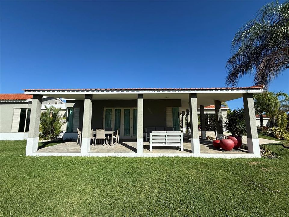 Под контрактом: $1,325,000 (4 спален, 3 ванн, 2900 Квадратных фут)