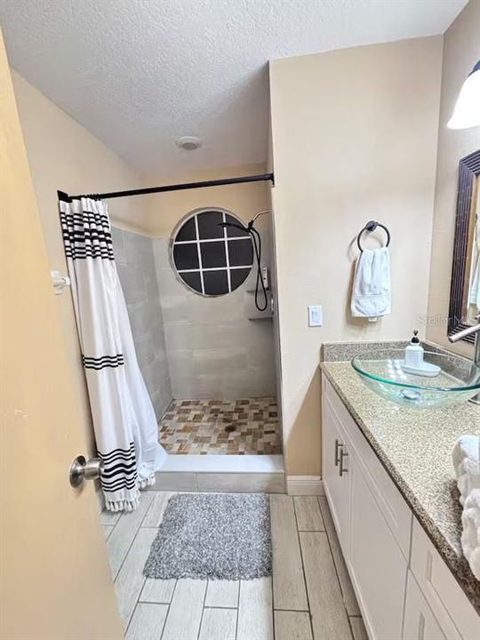 合同活跃: $235,000 (3 贝兹, 2 浴室, 1220 平方英尺)