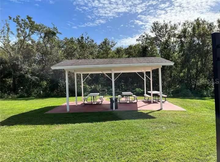 合同活跃: $235,000 (3 贝兹, 2 浴室, 1220 平方英尺)