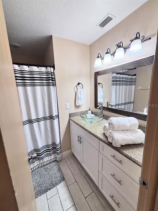 合同活跃: $235,000 (3 贝兹, 2 浴室, 1220 平方英尺)