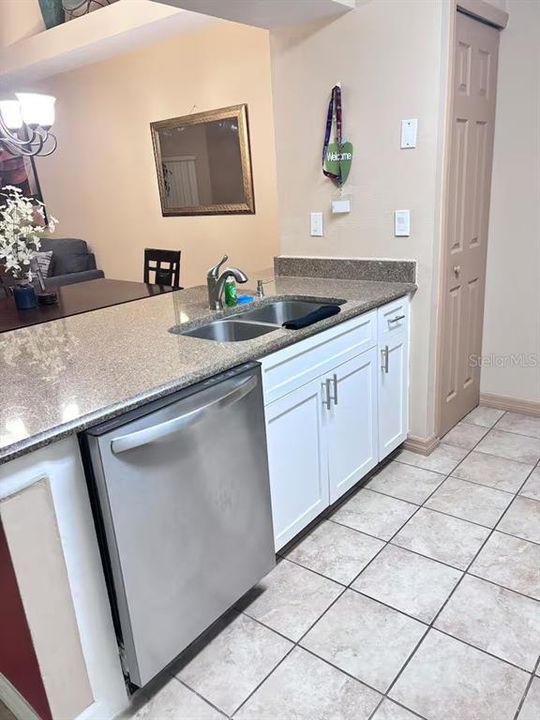 合同活跃: $235,000 (3 贝兹, 2 浴室, 1220 平方英尺)