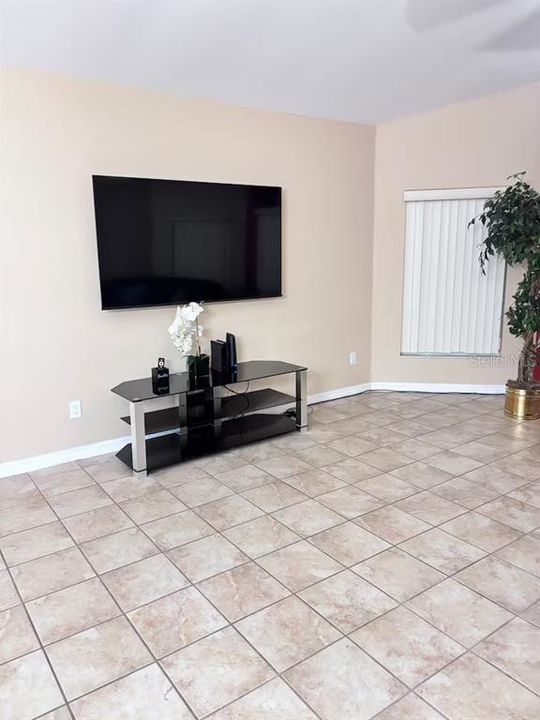 合同活跃: $235,000 (3 贝兹, 2 浴室, 1220 平方英尺)