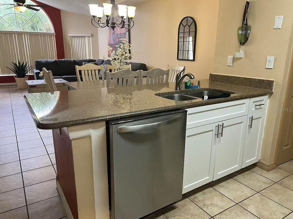 合同活跃: $235,000 (3 贝兹, 2 浴室, 1220 平方英尺)