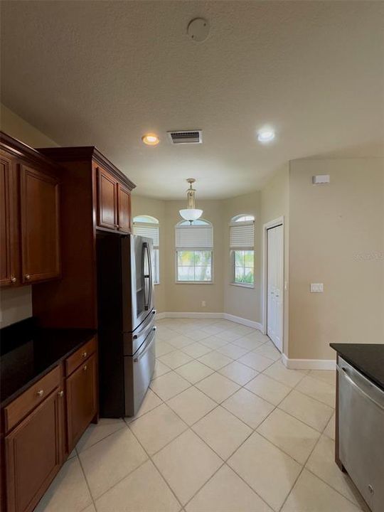 Под контрактом: $2,950 (3 спален, 2 ванн, 1712 Квадратных фут)