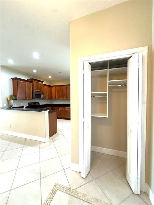 Под контрактом: $2,950 (3 спален, 2 ванн, 1712 Квадратных фут)