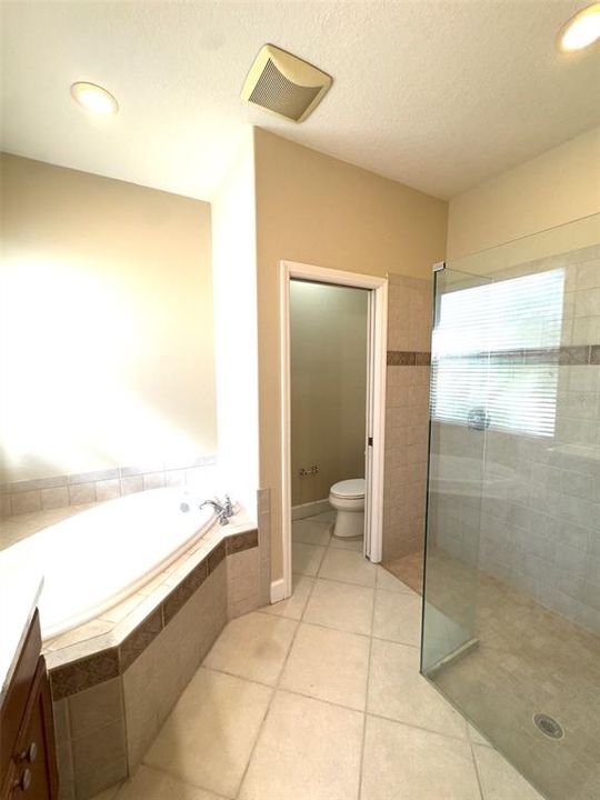 Под контрактом: $2,950 (3 спален, 2 ванн, 1712 Квадратных фут)