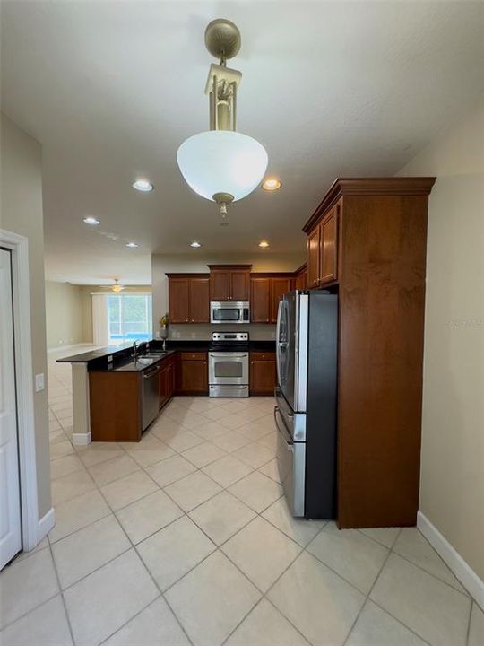 Под контрактом: $2,950 (3 спален, 2 ванн, 1712 Квадратных фут)