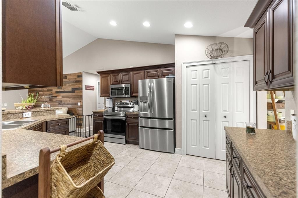 Activo con contrato: $383,000 (3 camas, 2 baños, 1936 Pies cuadrados)