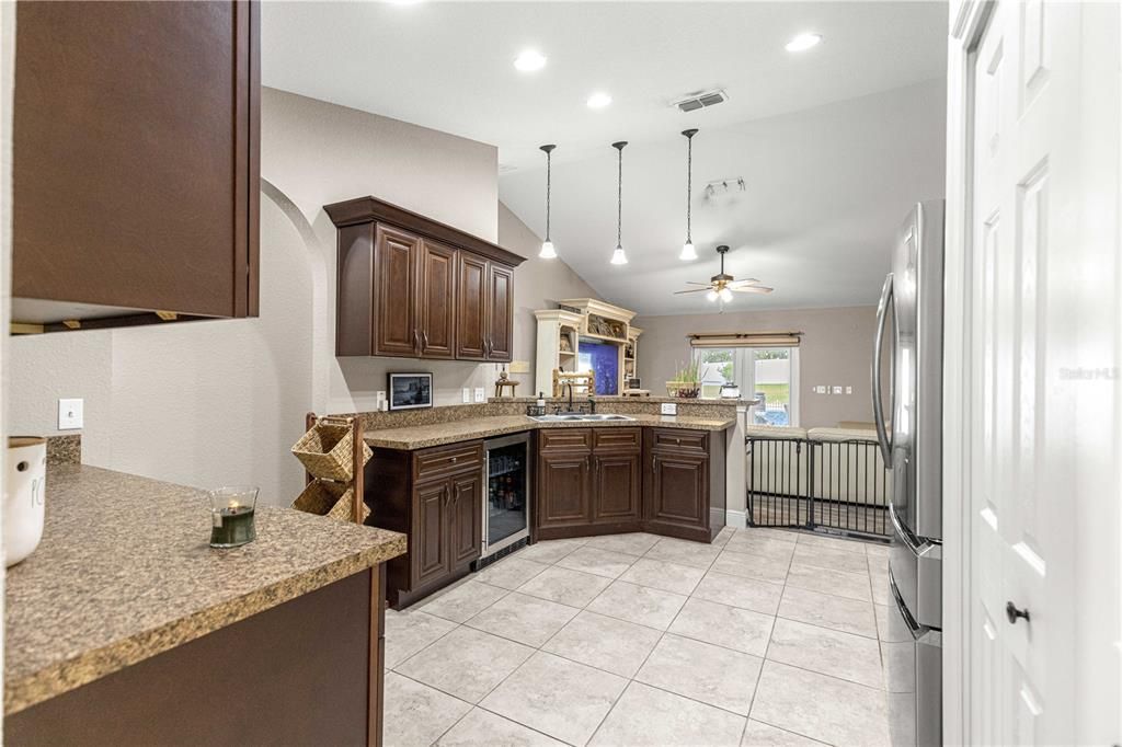 Activo con contrato: $383,000 (3 camas, 2 baños, 1936 Pies cuadrados)