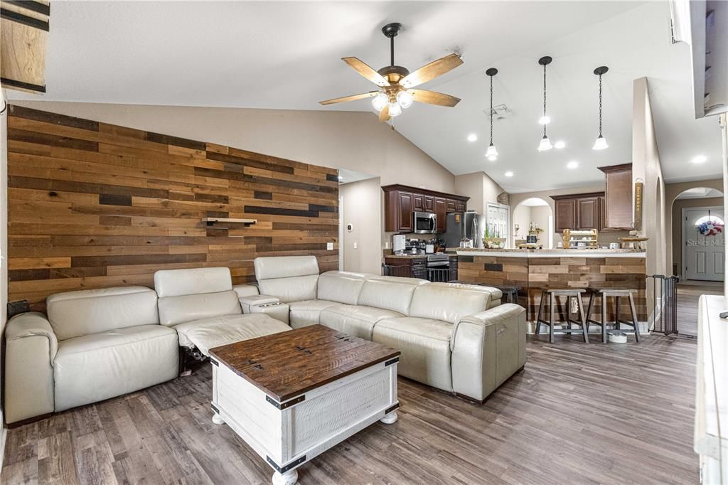 Activo con contrato: $383,000 (3 camas, 2 baños, 1936 Pies cuadrados)