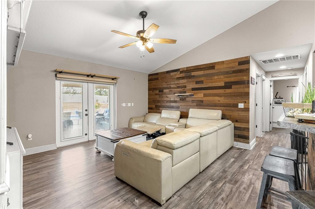 Activo con contrato: $383,000 (3 camas, 2 baños, 1936 Pies cuadrados)