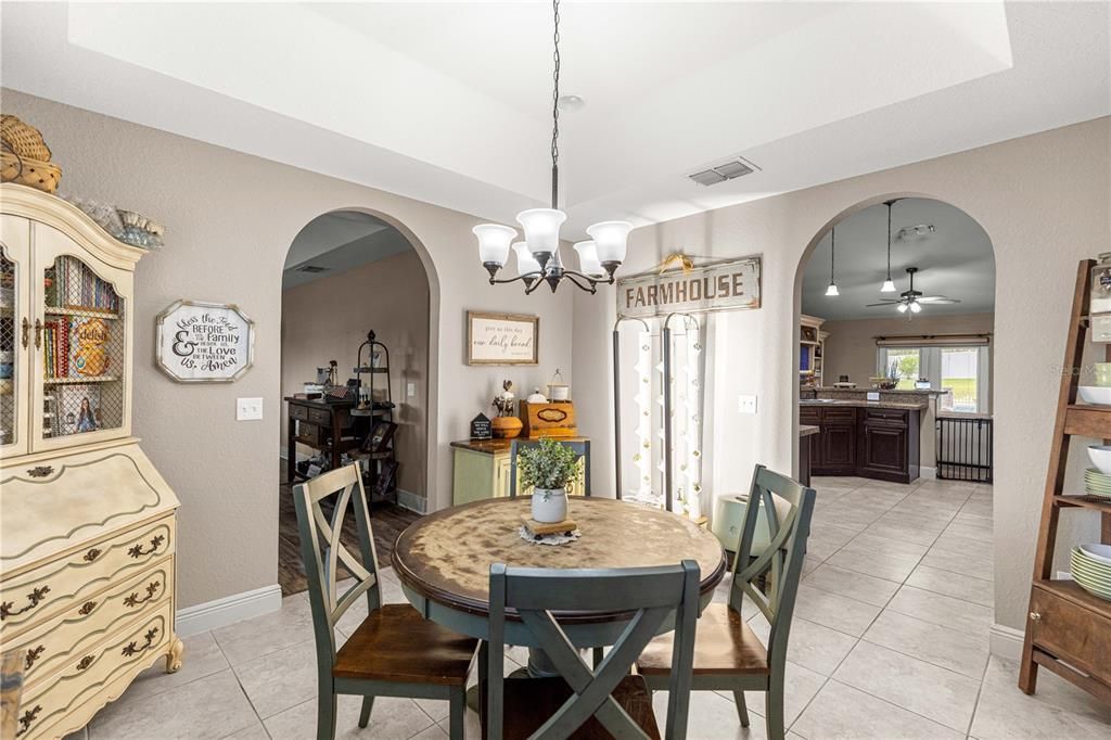 Activo con contrato: $383,000 (3 camas, 2 baños, 1936 Pies cuadrados)