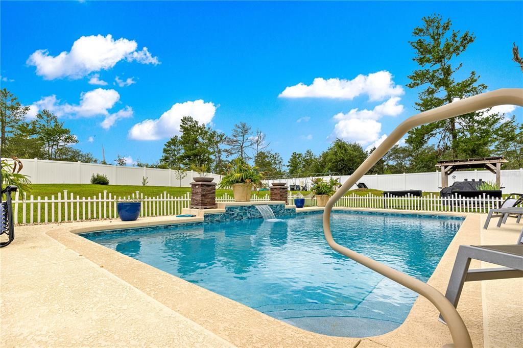 Activo con contrato: $383,000 (3 camas, 2 baños, 1936 Pies cuadrados)