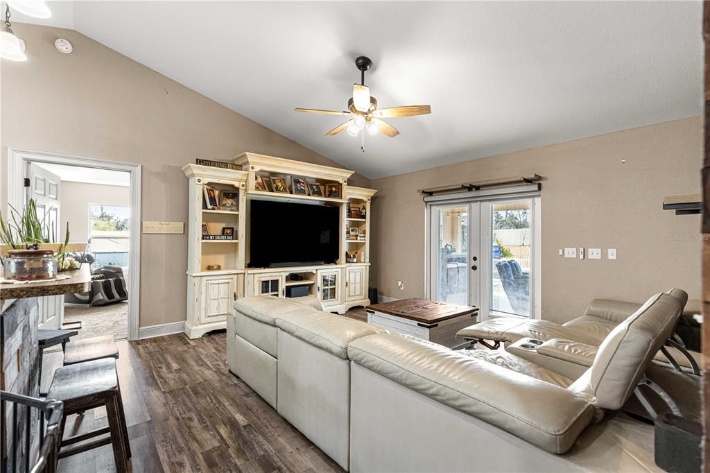 Activo con contrato: $383,000 (3 camas, 2 baños, 1936 Pies cuadrados)