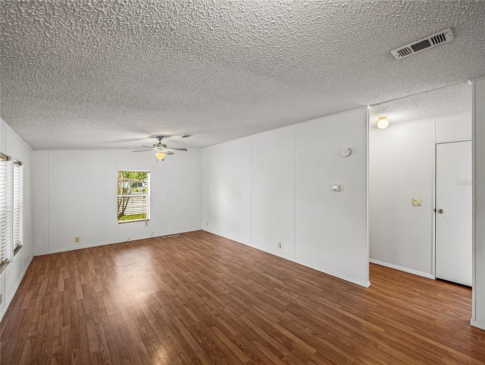 Под контрактом: $188,900 (2 спален, 2 ванн, 1134 Квадратных фут)