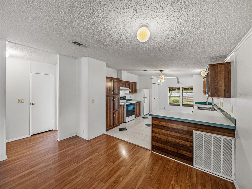 Под контрактом: $188,900 (2 спален, 2 ванн, 1134 Квадратных фут)