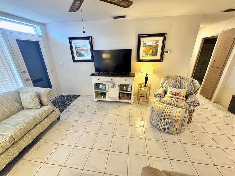 For Sale: $120,000 (2 beds, 1 baths, 825 Square Feet)