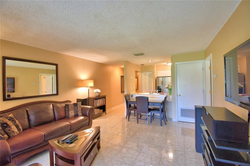 For Sale: $130,000 (2 beds, 2 baths, 812 Square Feet)