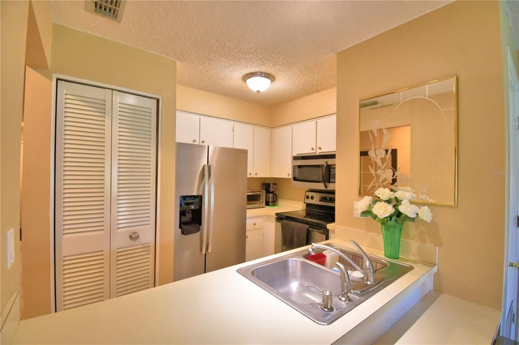 For Sale: $130,000 (2 beds, 2 baths, 812 Square Feet)