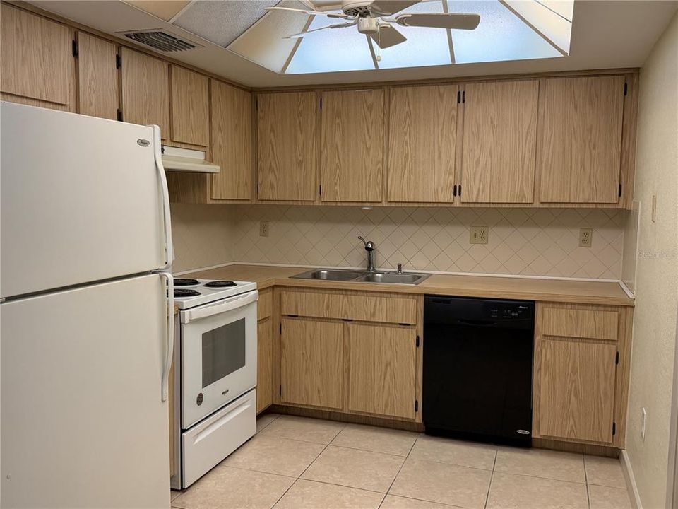 待售: $180,000 (2 贝兹, 2 浴室, 972 平方英尺)