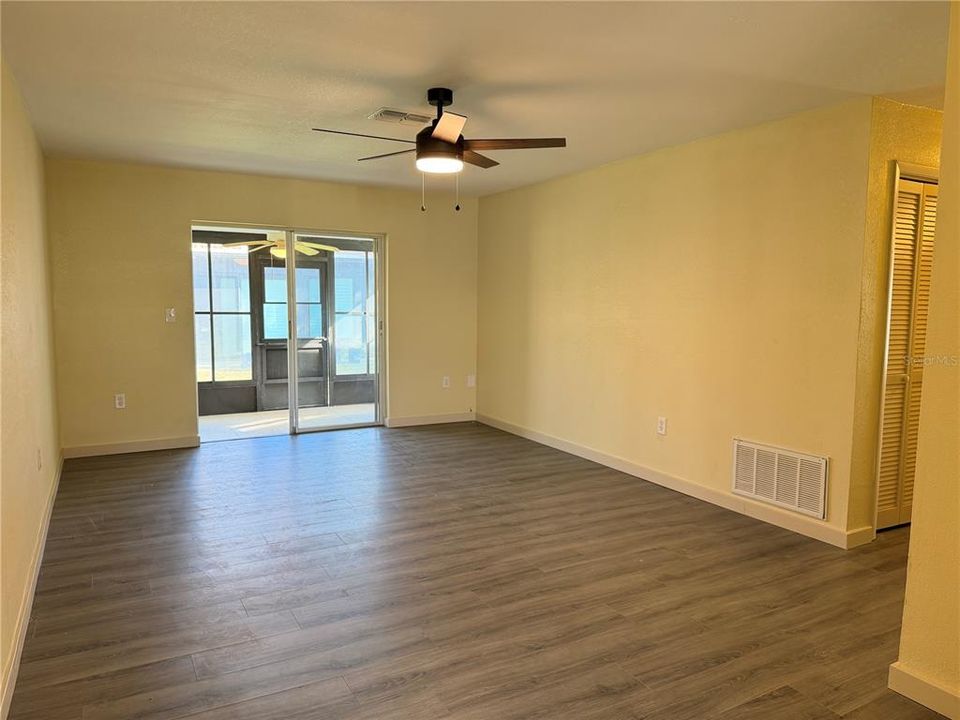 待售: $180,000 (2 贝兹, 2 浴室, 972 平方英尺)