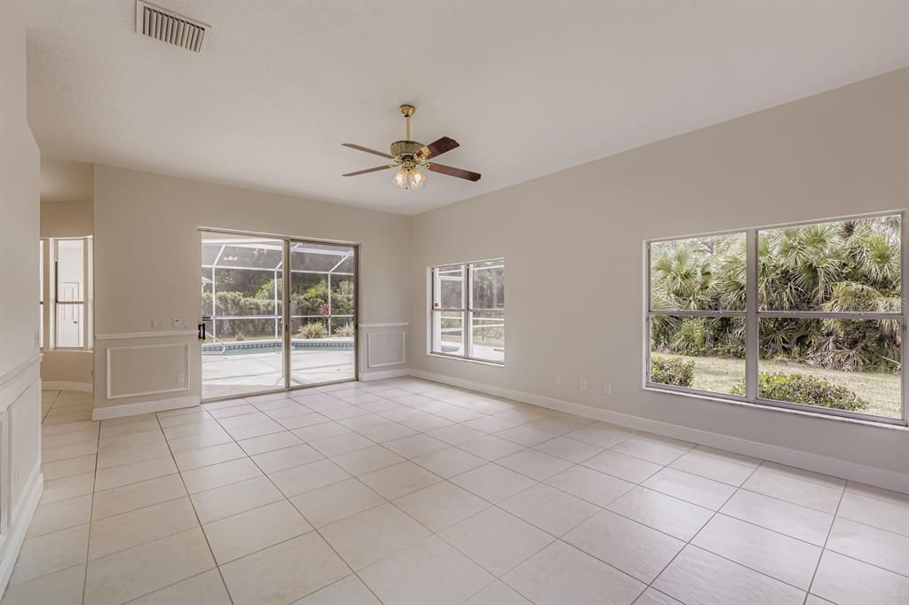 合同活跃: $575,000 (4 贝兹, 2 浴室, 2521 平方英尺)