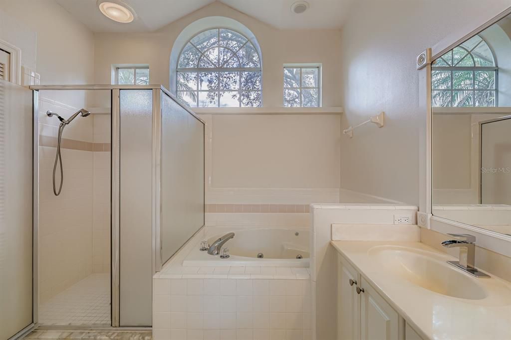 合同活跃: $575,000 (4 贝兹, 2 浴室, 2521 平方英尺)