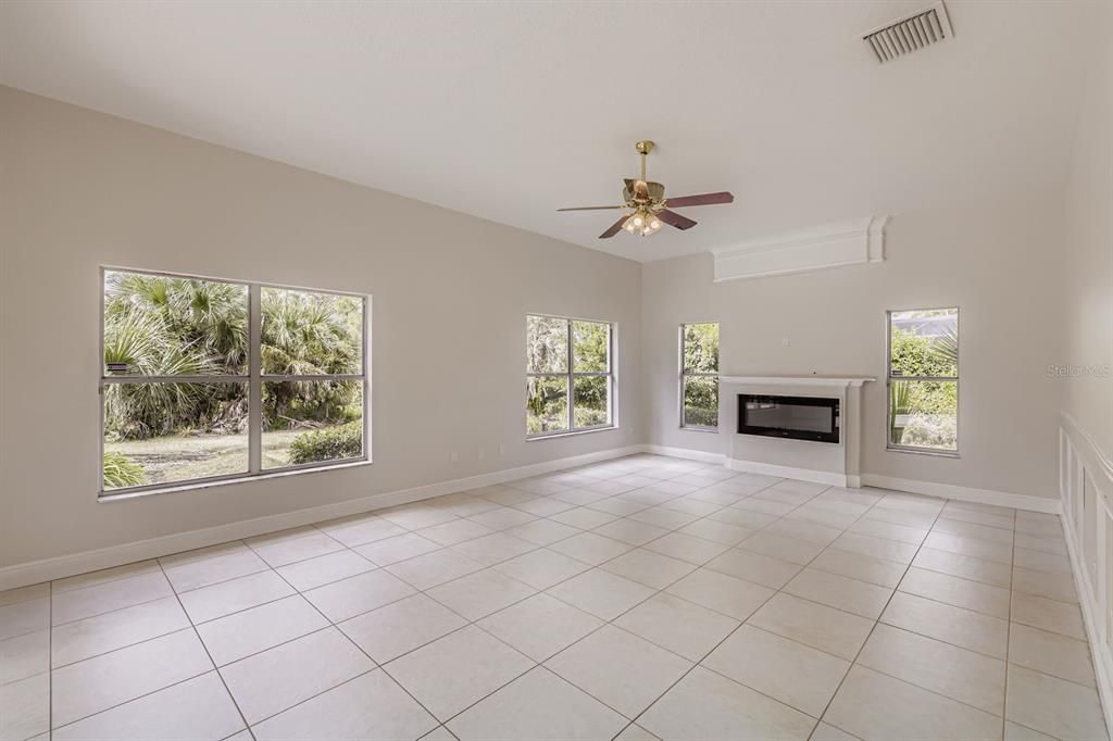 合同活跃: $575,000 (4 贝兹, 2 浴室, 2521 平方英尺)