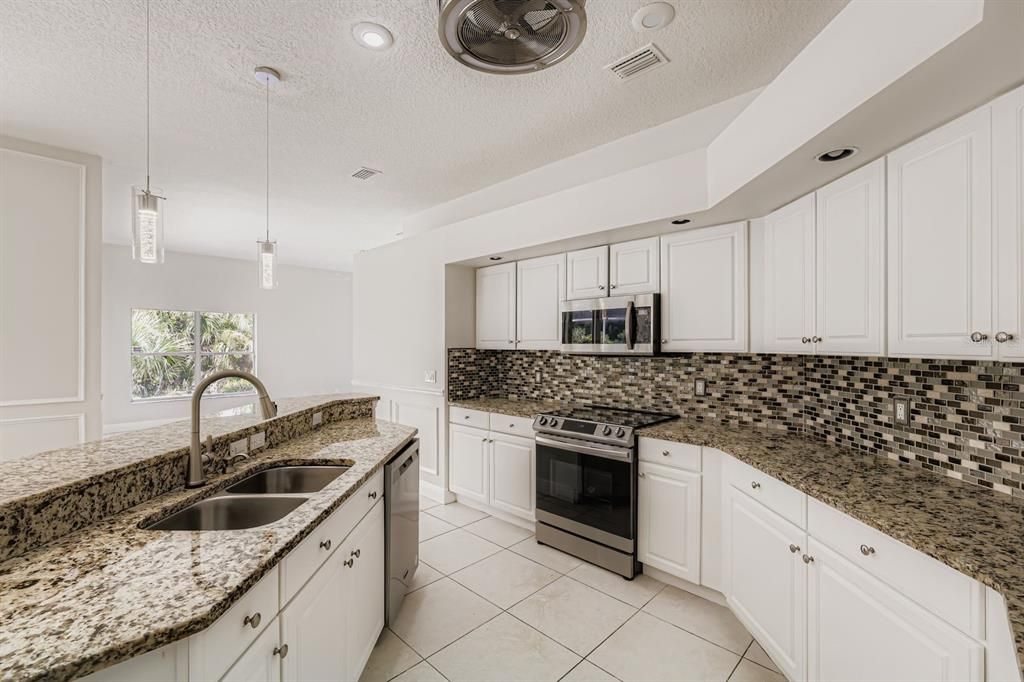 合同活跃: $575,000 (4 贝兹, 2 浴室, 2521 平方英尺)