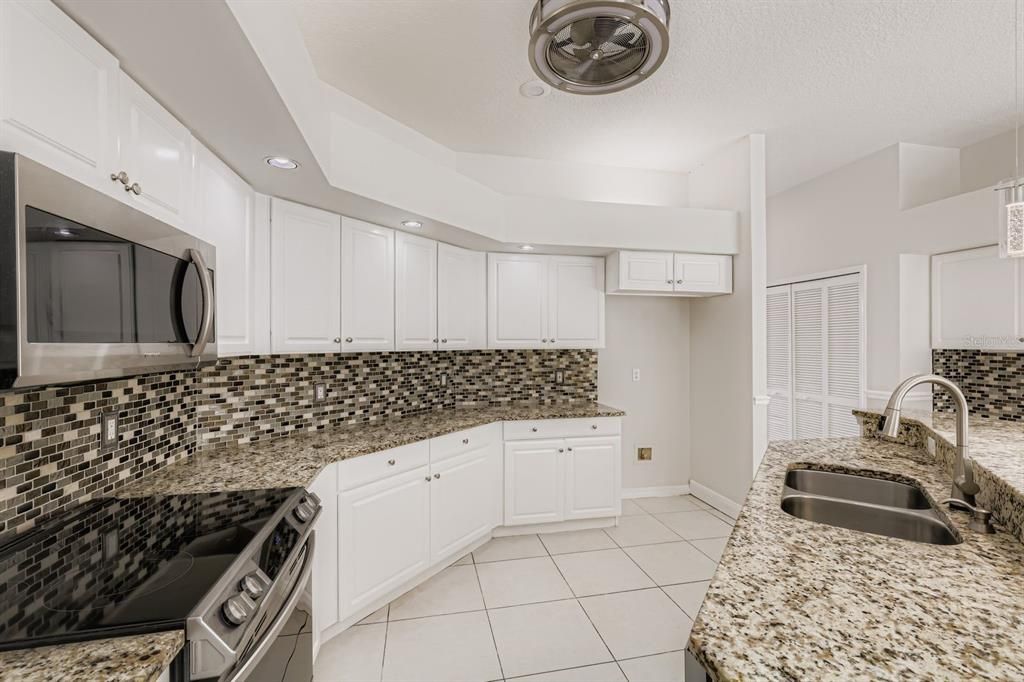 合同活跃: $575,000 (4 贝兹, 2 浴室, 2521 平方英尺)