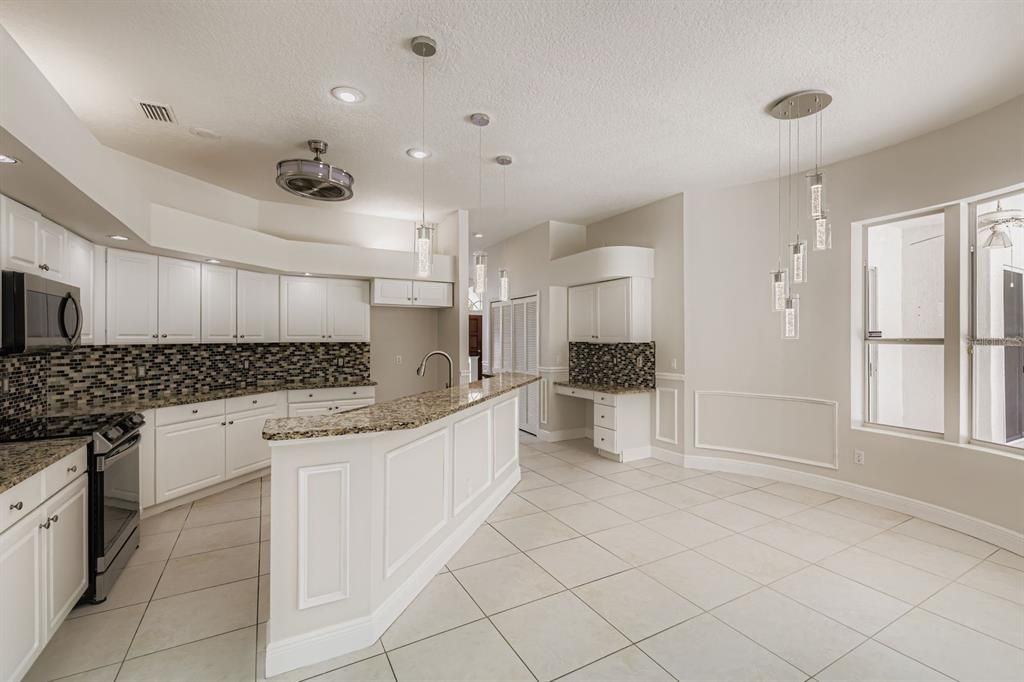 合同活跃: $575,000 (4 贝兹, 2 浴室, 2521 平方英尺)