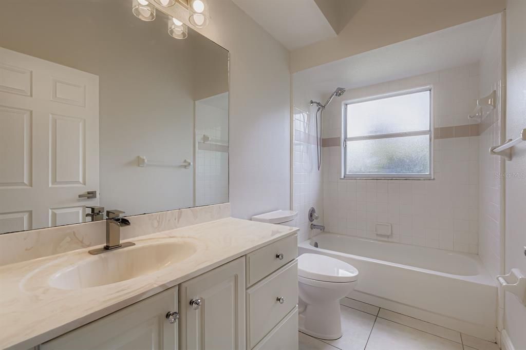 合同活跃: $575,000 (4 贝兹, 2 浴室, 2521 平方英尺)