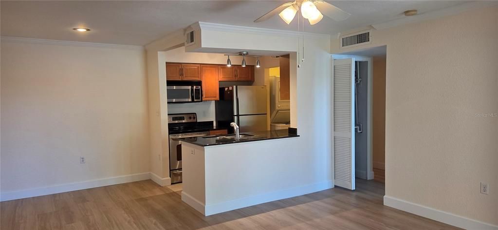 Под контрактом: $129,500 (1 спален, 1 ванн, 637 Квадратных фут)