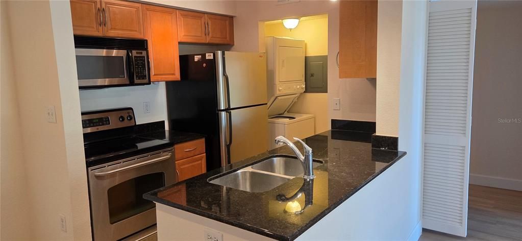 Под контрактом: $129,500 (1 спален, 1 ванн, 637 Квадратных фут)