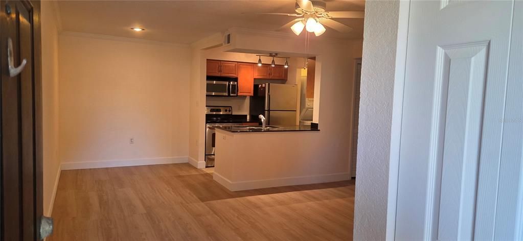 Под контрактом: $129,500 (1 спален, 1 ванн, 637 Квадратных фут)