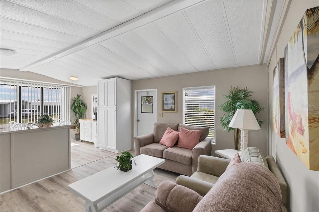 Active With Contract: $164,900 (3 beds, 2 baths, 903 Square Feet)