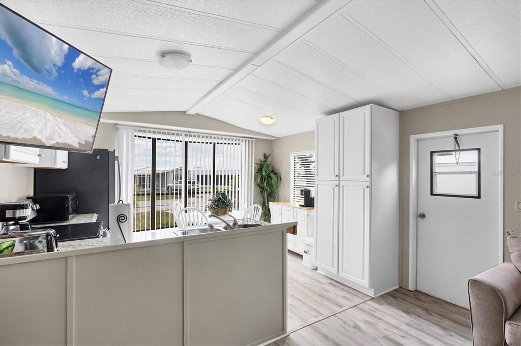 Active With Contract: $164,900 (3 beds, 2 baths, 903 Square Feet)