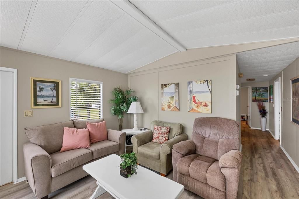 Active With Contract: $164,900 (3 beds, 2 baths, 903 Square Feet)