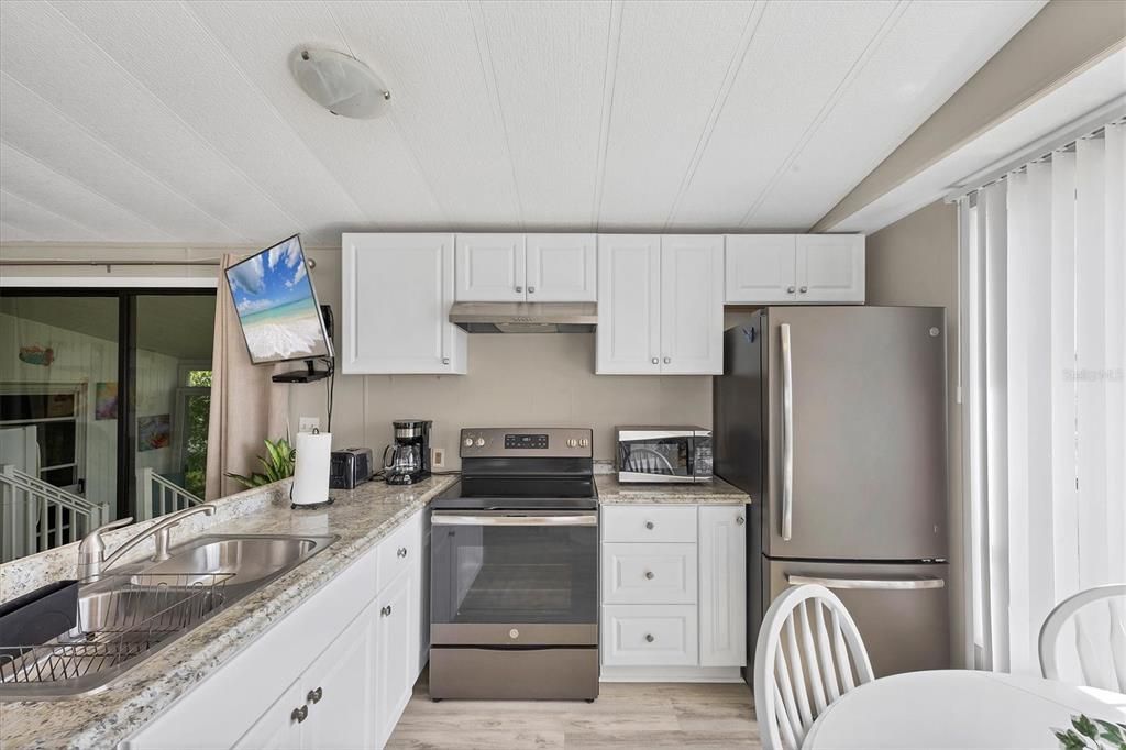 Active With Contract: $164,900 (3 beds, 2 baths, 903 Square Feet)