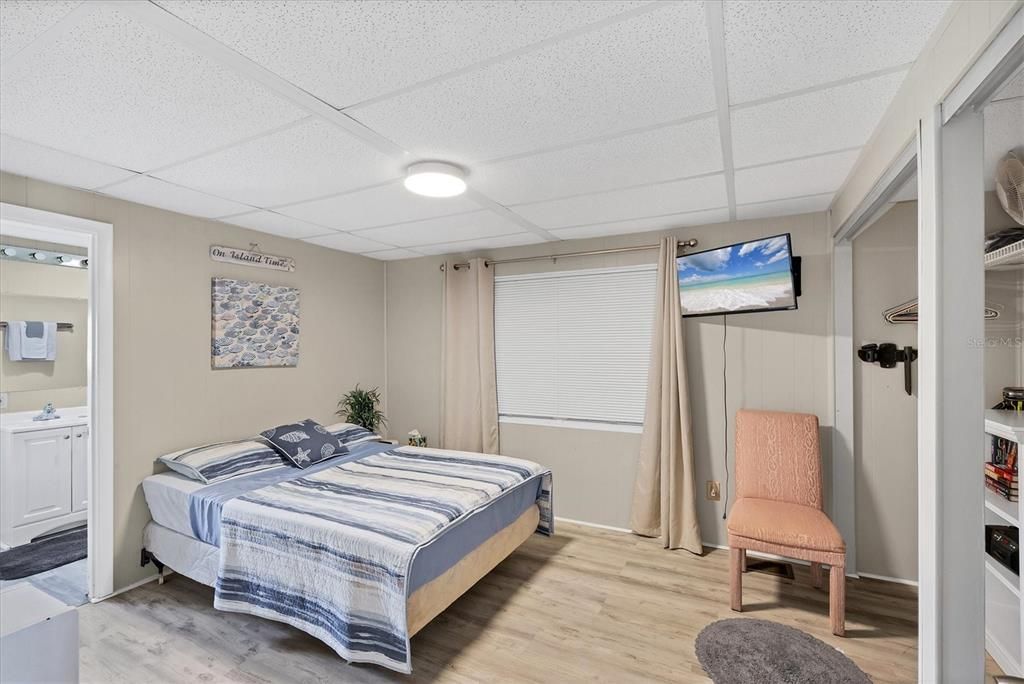 Active With Contract: $164,900 (3 beds, 2 baths, 903 Square Feet)