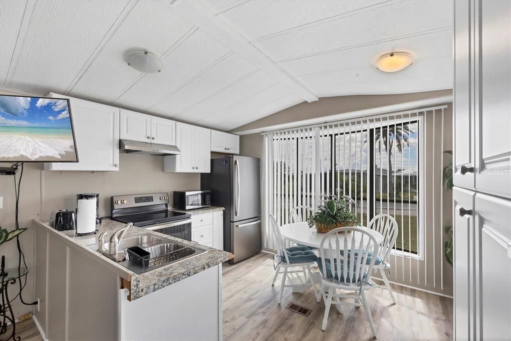 Active With Contract: $164,900 (3 beds, 2 baths, 903 Square Feet)