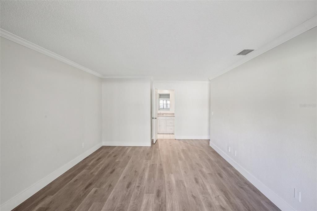 For Sale: $379,999 (2 beds, 2 baths, 1961 Square Feet)